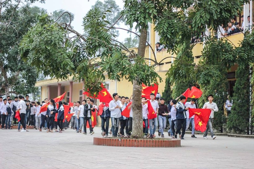 Học sinh Trường THPT Trần Phú-Hà Tĩnh cổ vũ U23 Việt Nam hồi tháng 1/2018. Ảnh: Fanpage trường THPT Trần Phú (Hà Tĩnh).