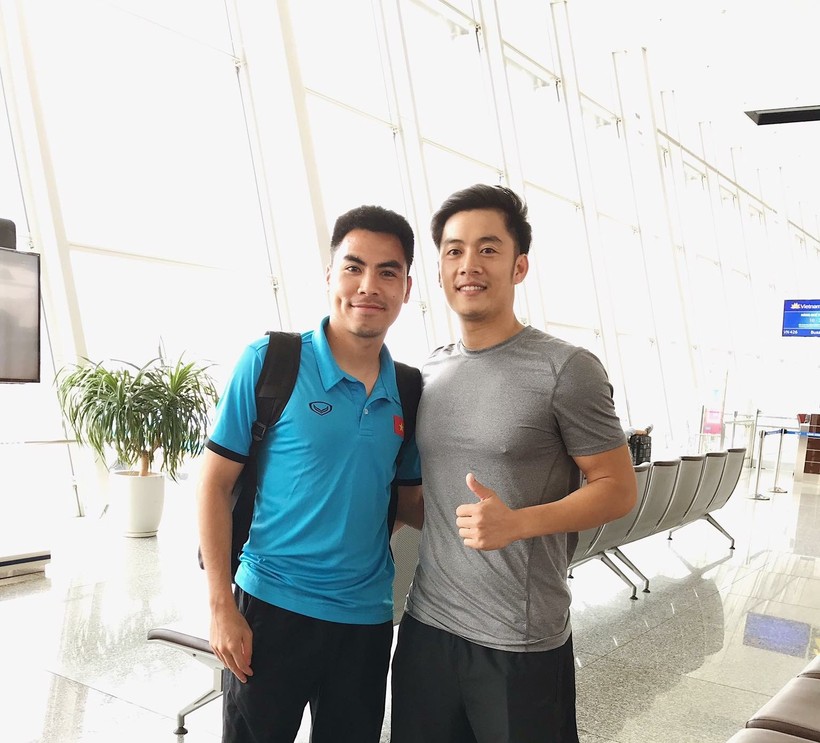 Phạm Bảo Hòa chụp ảnh cùng tiền vệ Đức Huy ở sân bay cách đây không lâu khi đội sang làm khách tại Malaysia.