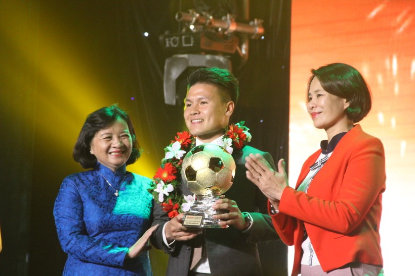 Cầu thủ Nguyễn Quang Hải xuất sắc giành Quả bóng Vàng Việt Nam năm 2018