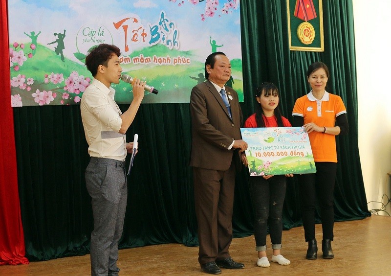 Bà Phạm Thị Hiền, Phó Tổng Giám đốc ABBANK trao tặng chi phí xây dựng tủ sách cho các em nhỏ tại Trung tâm Bảo trợ xã hội tỉnh Sơn La.