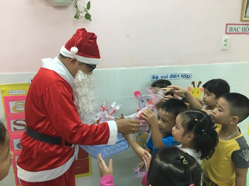 Các em nhỏ mầm non nhận món quà bất ngờ từ ông già Noel