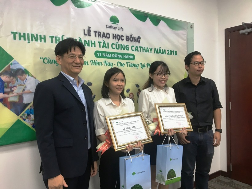 Đại diện Công ty Cathay Life Việt Nam trao học bổng cho sinh viên