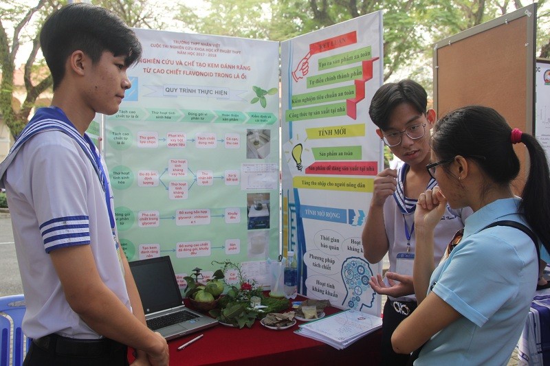 Học sinh Trường THPT Nhân Việt đang giới thiệu đề tài nghiên cứu