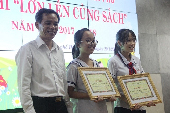 Hai học sinh giành giải Nhất cuộc thi nhận giải 