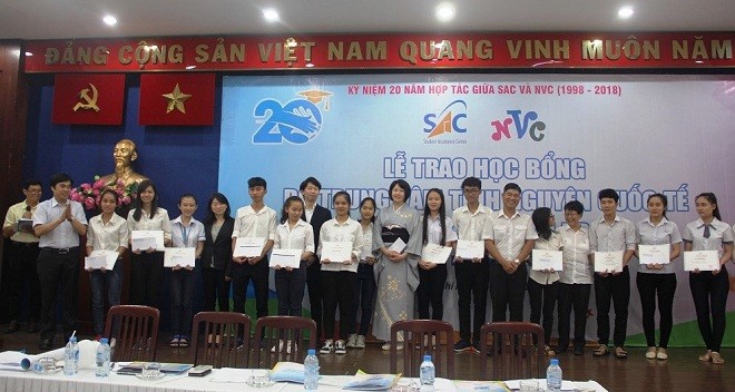 Các sinh viên nhận học bổng chụp ảnh lưu niệm với đại diện trung tâm NVC