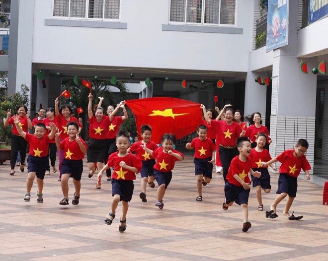 Cô và trò Trường Tiểu học Nguyễn Văn Trỗi, quận 4 hạnh phúc với chiến thắng của U23 Việt Nam