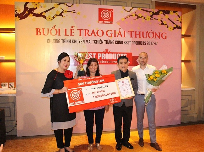 Ông Pierre F.Thibaut – Tổng Giám đốc Công ty TNHH Catalogue Shopping cùng Nghệ sĩ Nhân dân Hồng Vân và nghệ sĩ hài Anh Vũ đã trao giải thưởng Lớn 1 tỷ đồng cho khách hàng Trần Thị Kim Liên.