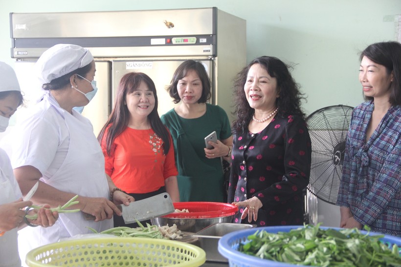 Thứ trưởng Nguyễn Thị Nghĩa cùng đoàn công tác thăm bếp ăn của Trường MN Mặt trời nhỏ 