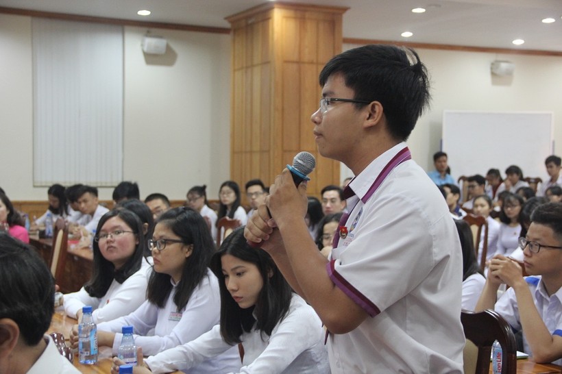 Học sinh Trường THPT Trưng Vương chia sẻ ý kiến tại buổi gặp gỡ