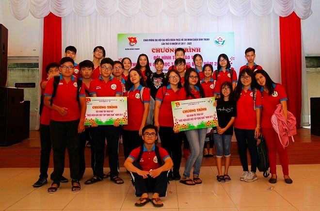 Mai Trâm cùng các đoàn viên Đoàn Trường THPT Hoàng Hoa Thám trong màu áo Chiến dịch tình nguyện Hoa phượng Đỏ