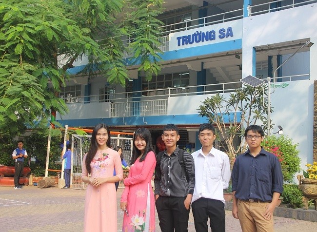 Học sinh Trường THPT Nguyễn Du hào hứng với cách đặt tên các dãy nhà học