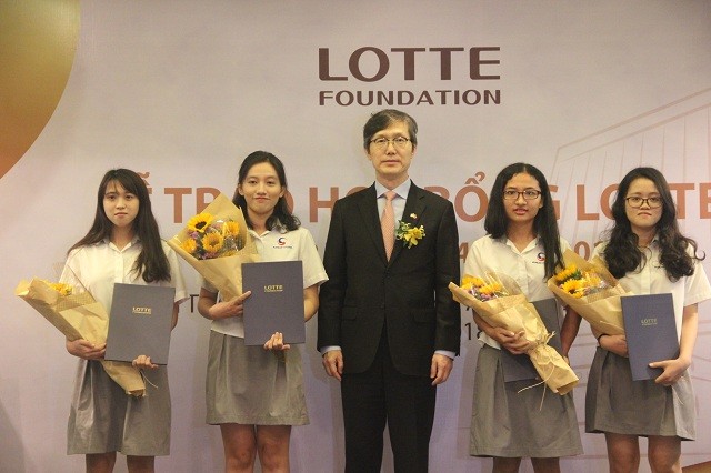Ngài Lim Jae Hoon-Tổng Lãnh Sự Hàn Quốc tại TPHCM trao học bổng cho sinh viên 