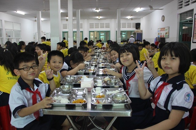 Bữa ăn của học sinh Trường Tiểu học Trưng Trắc quận 11, TPHCM-trường áp dụng bộ thực đơn chuẩn của dự án