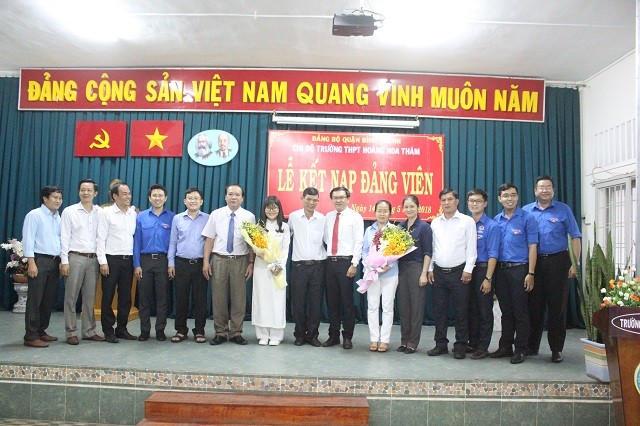 Đảng viên mới Trần Dư Ngọc Mai Trâm chụp ảnh cùng các đại biểu tại Lễ kết nạp Đảng 