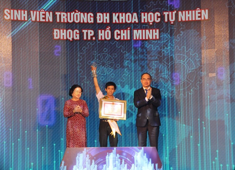 Sinh viên Tôn Thất Vĩnh nhận giải thưởng Công dân trẻ tiêu biểu TP.HCM năm 2018.