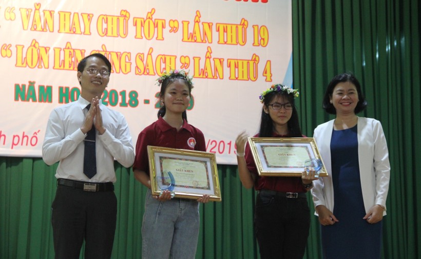Hai học sinh xuất sắc giành giải Nhất tại hội thi "Văn hay chữ tốt" cấp TP