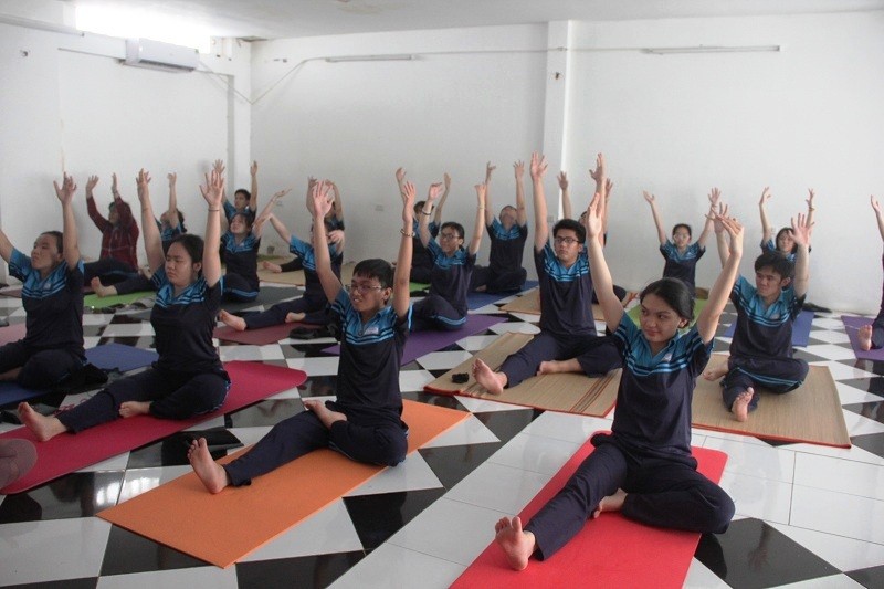 Học sinh lớp 12A4 học Yoga tại trường sáng 17/1