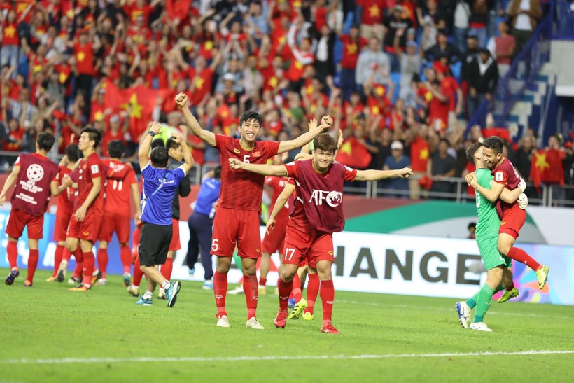 Niềm vui của các cầu thủ đội tuyển Việt Nam sau chiến thắng trước Jordan. Ảnh: Hoàng Linh 