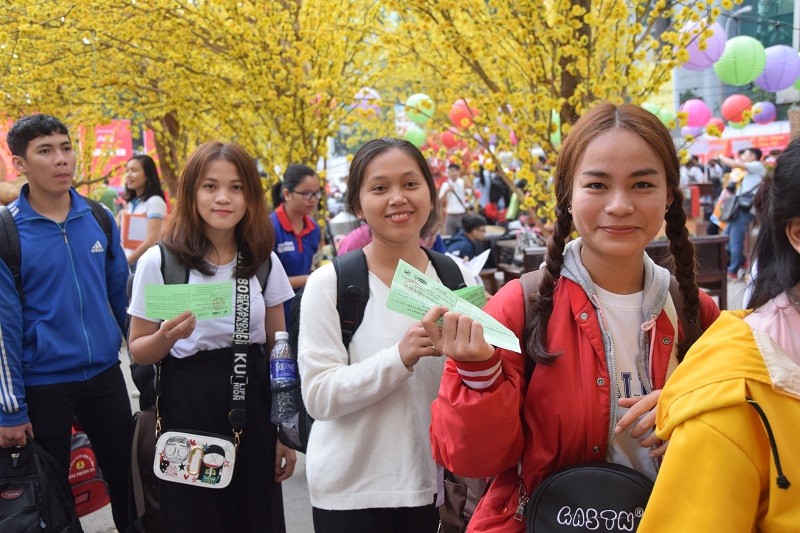 Niềm vui của các sinh viên với tấm vé miễn phí về quê đón Tết 