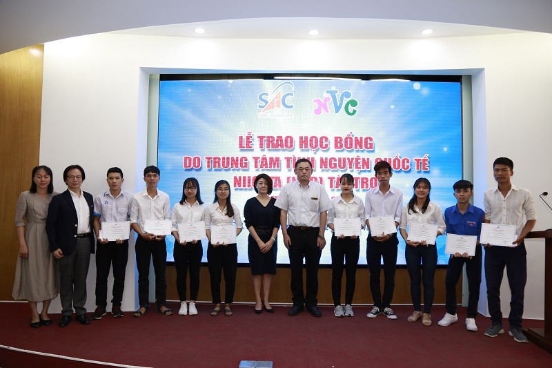 Sinh viện nhận học bổng từ các thành viên của NVC