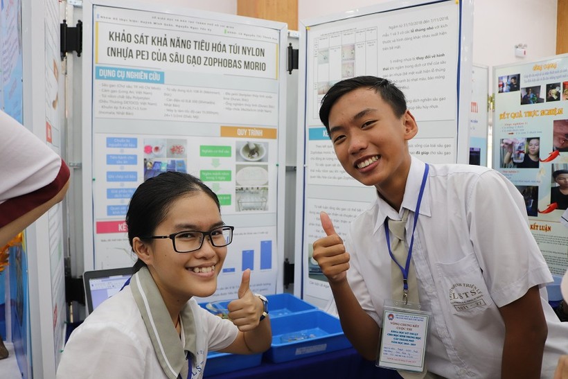 Yến Vy và Minh Quân tại Cuộc thi KHKT cấp TP năm học 2018-2019 