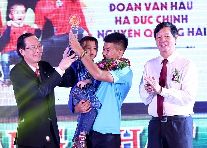 Hà Đức Chinh và bé Tom đại diện cho 4 tuyển thủ nhận giải thưởng Fair Play 2018. Ảnh: Hoàng Giang. 