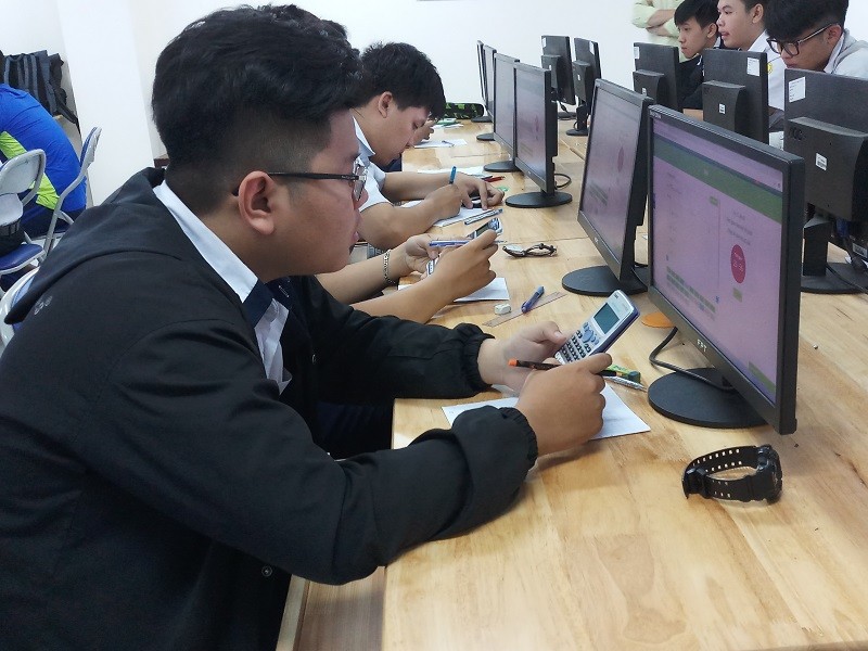 Các học sinh làm bài thi giữa kỳ môn Toán trên máy tính 