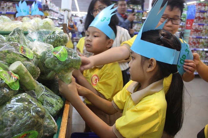 Học sinh tiểu học được hướng dẫn mua thực phẩm tại siêu thị. Ảnh minh họa