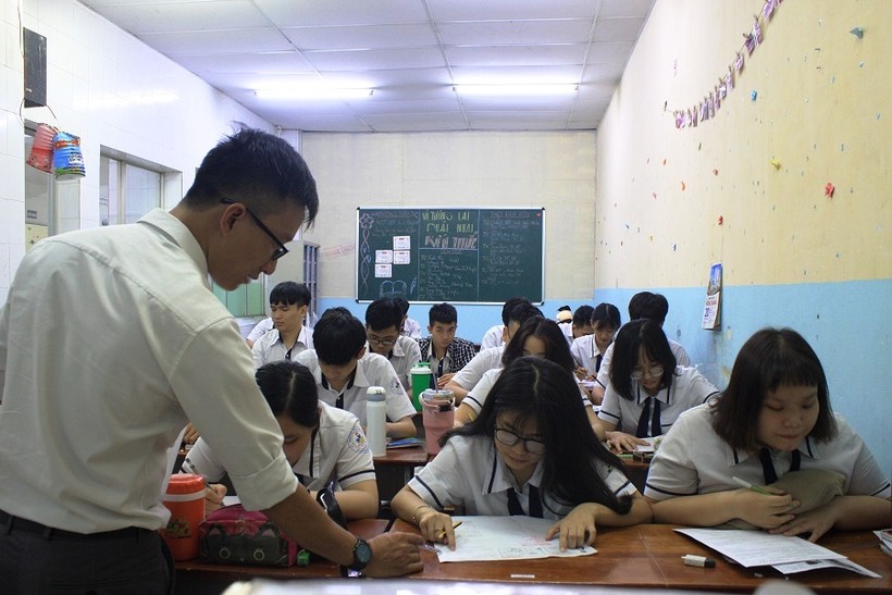Giáo viên Trường THCS-THPT Đào Duy Anh đang hướng dẫn học sinh làm hồ sơ dự thi THPT quốc gia 