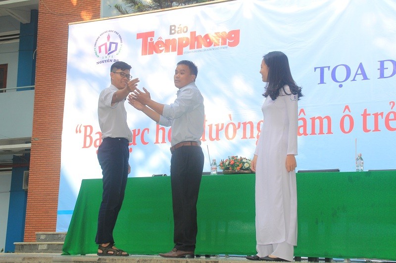 Võ sư Trần Trung Sơn đang hướng dẫn học sinh đối phó với kẻ sàm sỡ.