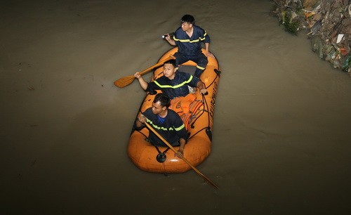 Cảnh sát tìm kiếm 2 nam sinh mất tích trên suối Bà Lúa trong đêm. Ảnh Phước Tuấn.