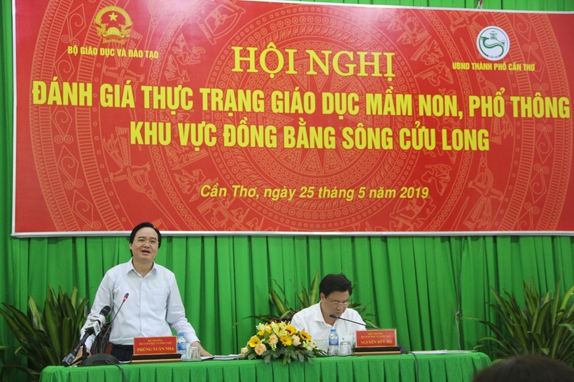 Bộ trưởng Phùng Xuân Nhạ và Thứ trưởng Nguyễn Hữu Độ chủ trì Hội  nghị