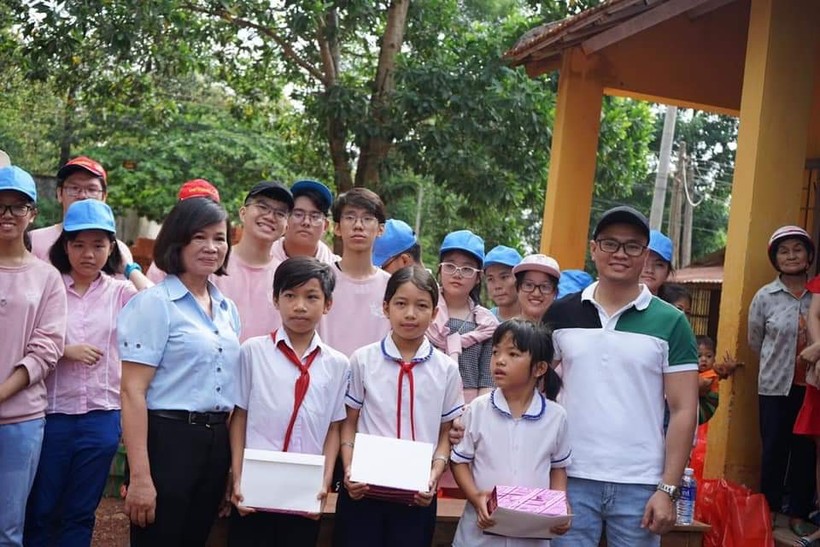 Thầy Đỗ Đức Anh (bìa phải) và các em học sinh lớp 10A9 trong chuyến đi thiện nguyện mới đây tại Bình Phước