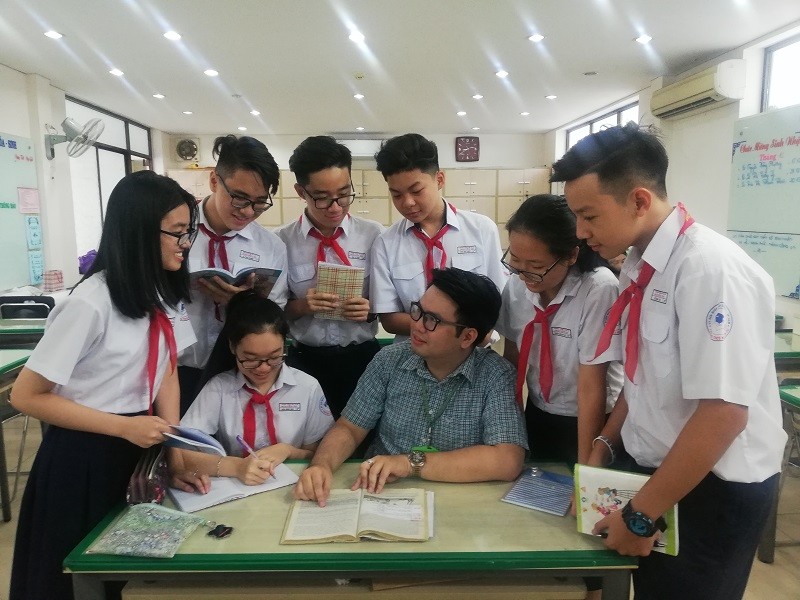 Thầy Võ Kim Bảo và các học sinh Trường THCS Nguyễn Du