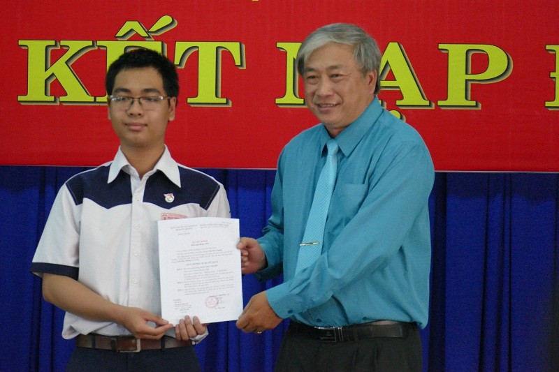 Trần Duy Thanh, lớp 12A1 vinh dự được đứng trong hàng ngũ của Đảng