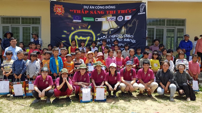 Các em học sinh VAS cơ sở Hoàng Văn Thụ trao tặng những món quà ý nghĩa cho học sinh Trường Tiểu học Cư Pui.
