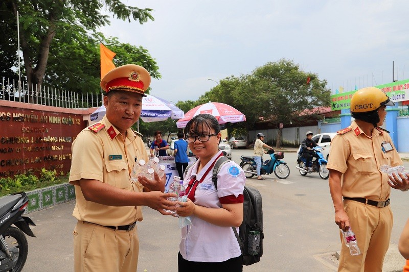 Hình ảnh đẹp trong ngày làm thủ tục dự thi THPT quốc gia tại điểm thi Trường THCS Nguyễn An Ninh, Quận 12