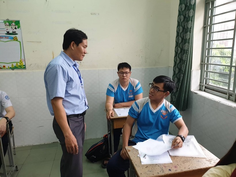 Thí sinh làm thủ tục dự thi tại điểm thi Trường THCS Phan Bội Châu, Quận Tân Phú, TP.HCM