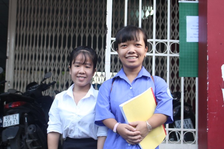 Đôi bạn đặc biệt Kim Luyến (bên phải) và Kim Bông tham dự kỳ thi THPT quốc gia tại TP.HCM