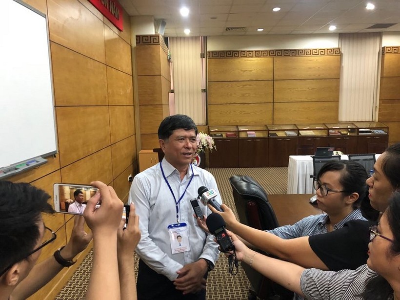 Ông Nguyễn Văn Hiếu, Phó Giám đốc Sở GD&ĐT TP.HCM thông tin nhanh với báo chí sau ngày thi đầu tiên