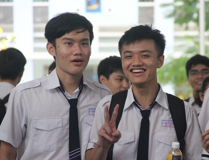 Học sinh tại điểm thi Trường THCS Bàn Cờ sau khi kết thúc môn thi Ngữ văn 