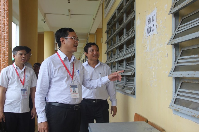 Thứ trưởng Bộ GD&ĐT Nguyễn Văn Phúc và đoàn kiểm tra các phòng chấm thi môn tự luận