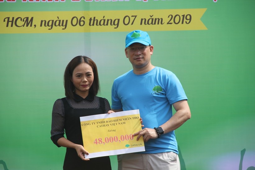 Đại diện quỹ Tiếp sức hồi sinh đón nhận số tiền của nhân viên, cán bộ Công ty Cathay Việt Nam trao tặng