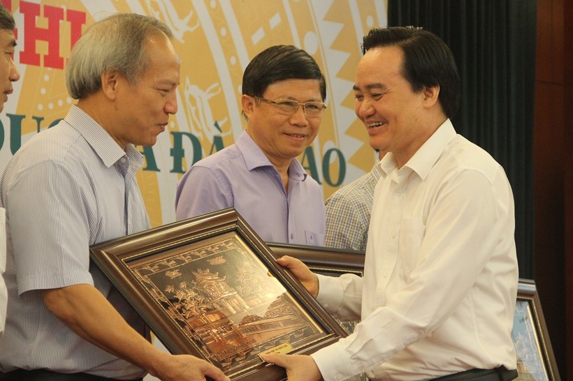 Bộ trưởng Phùng Xuân Nhạ tặng quà lưu niệm cho các nguyên Giám đốc Sở GD&ĐT