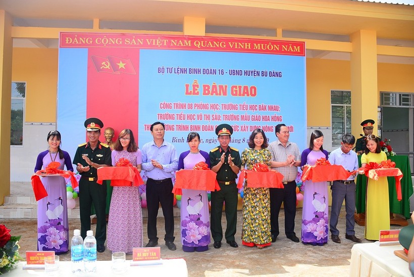 Bộ tư lệnh Binh đoàn 16 (Bộ Quốc phòng) bàn giao 8 phòng học mới cho đại diện các trường tại huyện Bù Đăng, Bình Phước