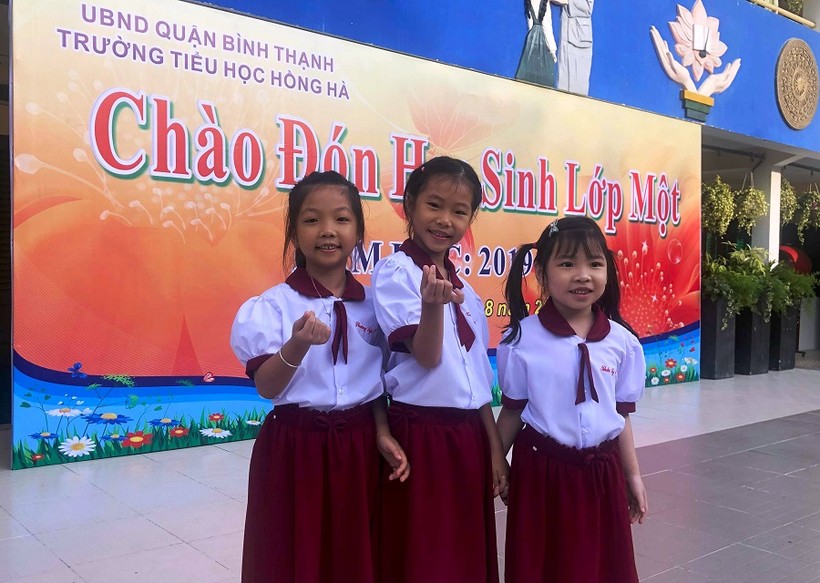 Học sinh Trường Tiểu học Hồng Hà (quận Bình Thạnh) trong ngày tựu trường năm học mới