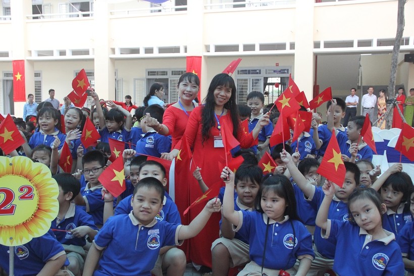 Niềm vui của cô và trò Trường Tiểu học Phạm Văn Chính trong ngày khai giảng.