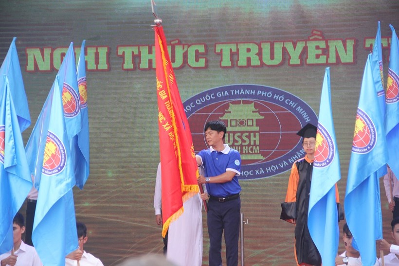 Nghi thức trao cờ truyền thống trong Lễ khai giảng năm học 2019-2020 của Trường ĐH KHXH&NV (ĐH Quốc gia TP.HCM).