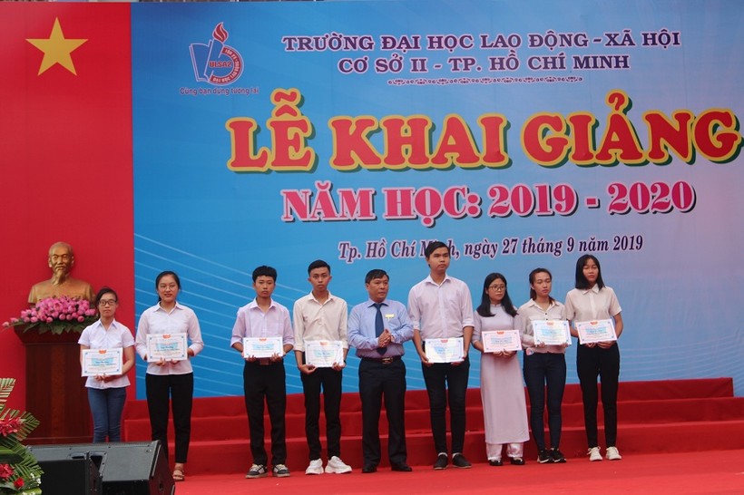 Tiến sĩ Phạm Ngọc Thành - Giám đốc Trường Đại học Lao động Xã hội (cơ sở II tại TPHCM) tặng học bổng cho các thủ khoa đầu vào năm học 2019-2020.