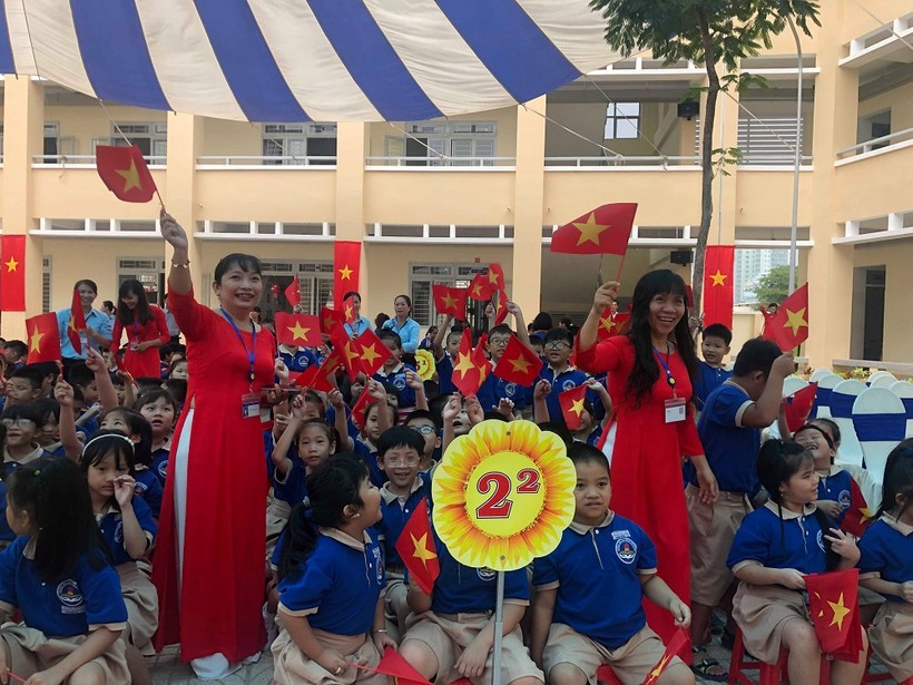 Niềm vui trong ngày khánh thành trường mới của cô và trò Trường Tiểu học Phạm Văn Chính, quận 9.
